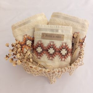 Presente Artesanal – Conjunto Banho Bordado a Mão com Cesto de Bambu