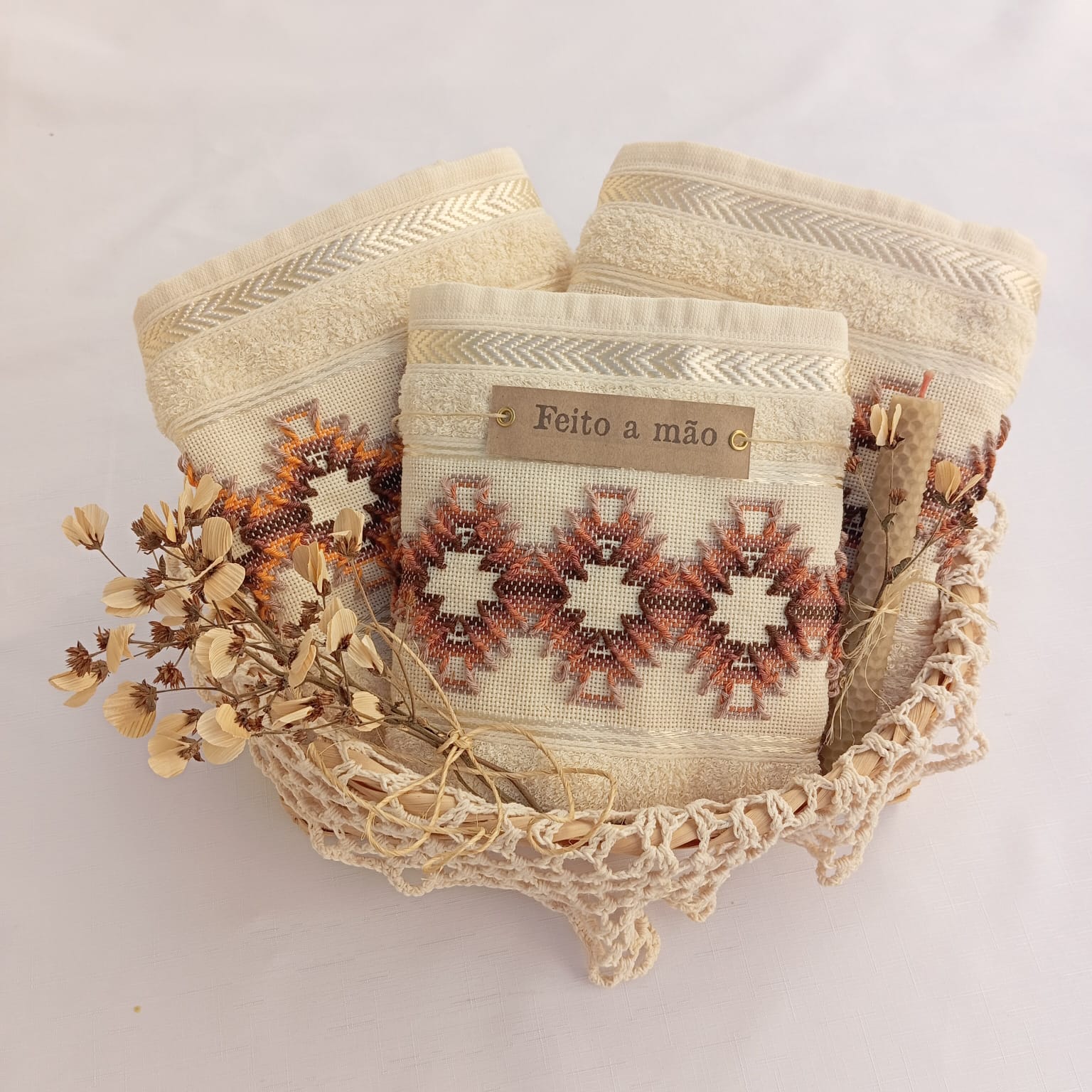 Presente Artesanal – Conjunto Banho Bordado a Mão com Cesto de Bambu