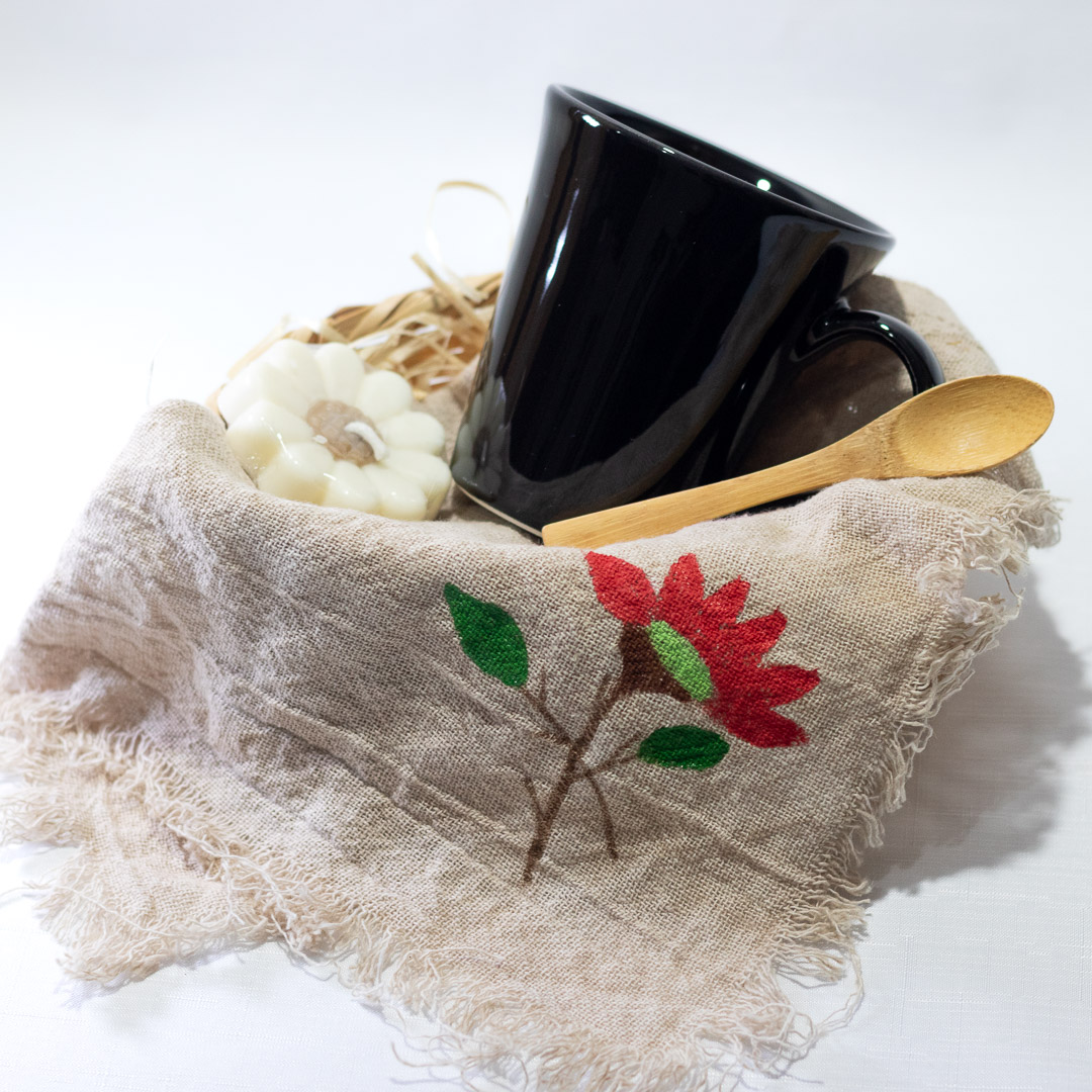 Harmonia Moderna: Caneca Tulipa Preta, Arte em Algodão e Bambu