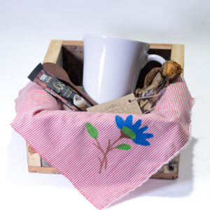 Herança e Sabor: Caneca Tulipa, Cappuccino Chocolate e Madeira de Demolição