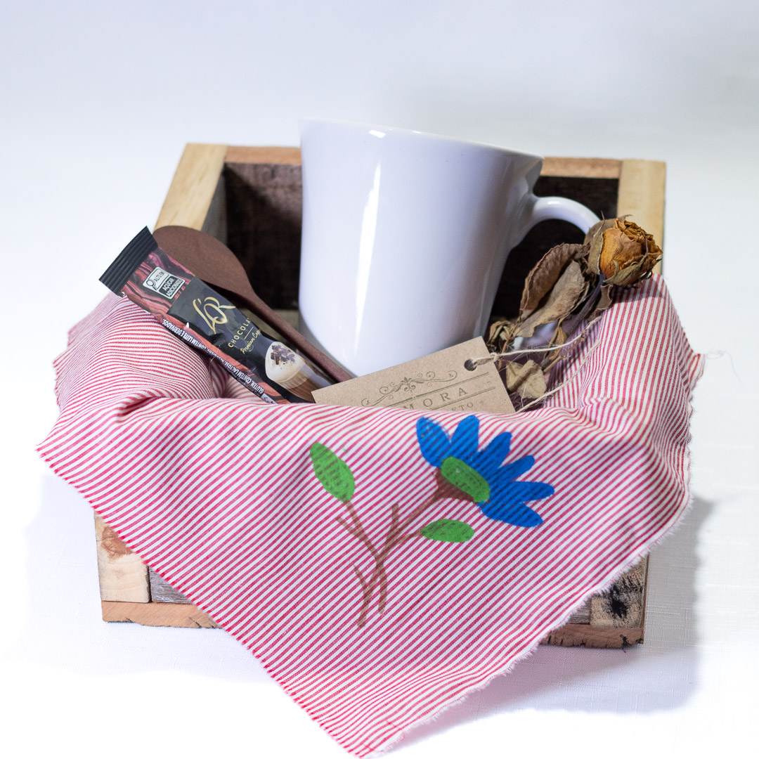 Herança e Sabor: Caneca Tulipa, Cappuccino Chocolate e Madeira de Demolição