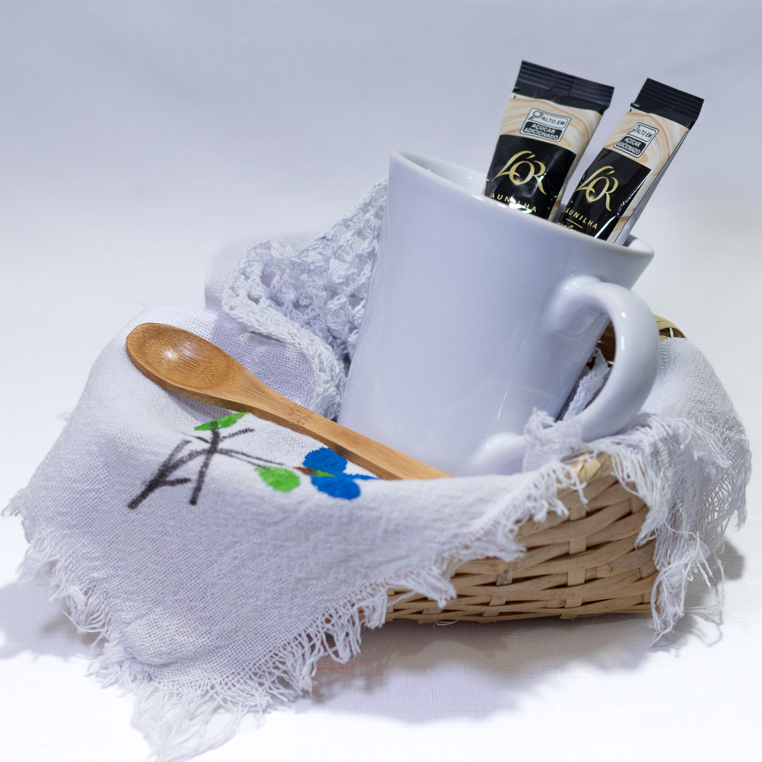 Momento Cappuccino: Elegância em Branco, Algodão e Bambu