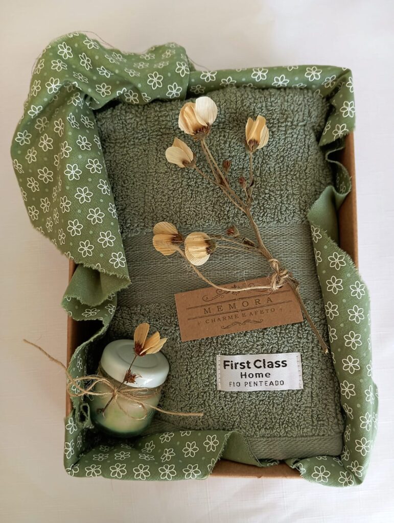 Kit Presente Biofílico com toalha verde, vela artesanal e buquê de palha.