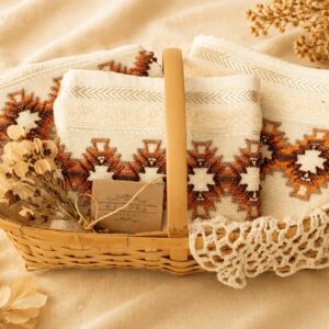 "Kit de toalhas artesanais Essência Natural com bordados e cesto de bambu"