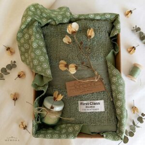 Kit Presente Biofílico com toalha verde, vela artesanal e buquê de palha.