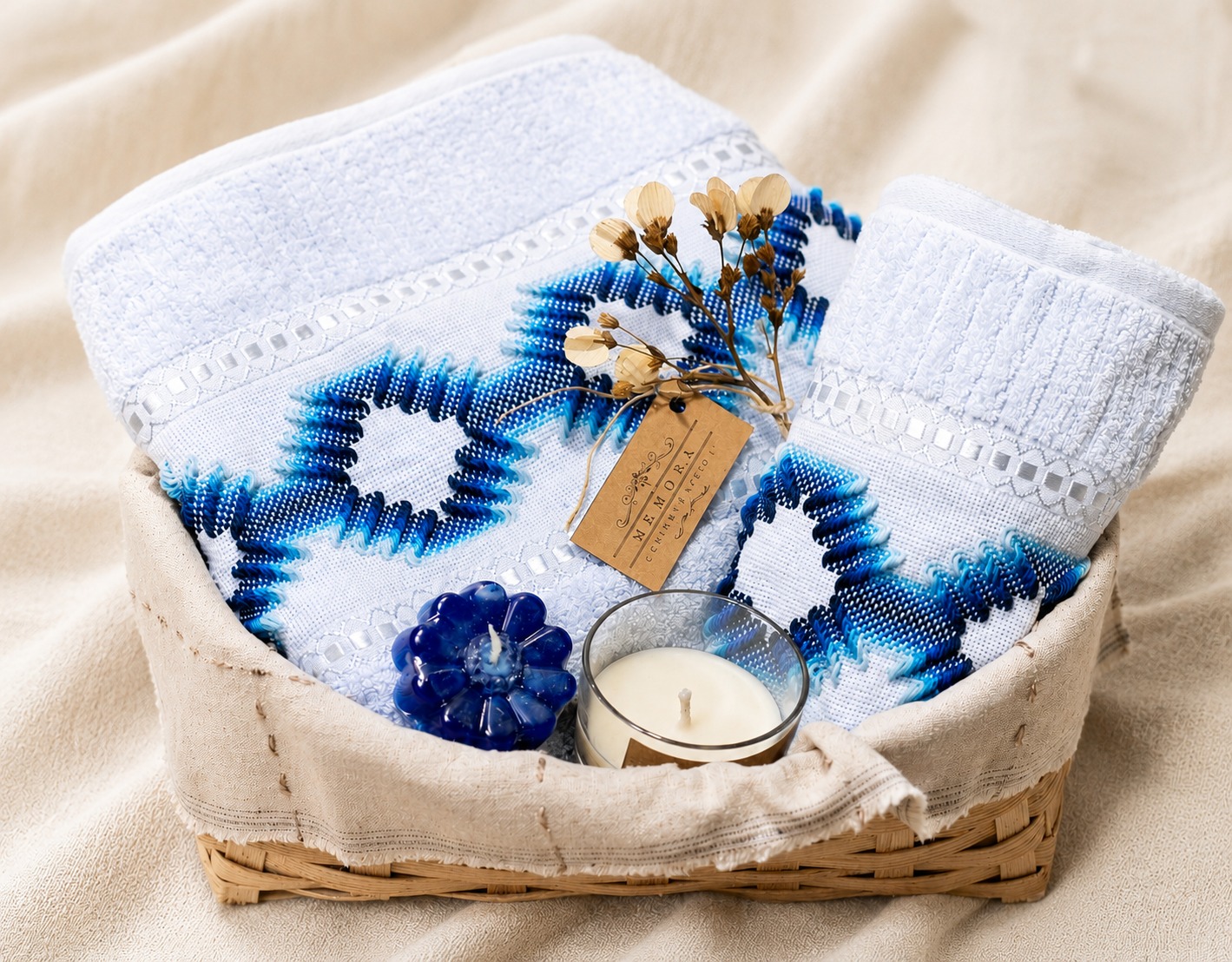 "Kit de presente de banho Bem-Estar Oceânico com toalhas azuis Karsten, velas artesanais e cesto de bambu."